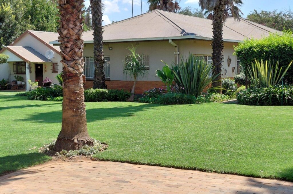 One stand, Two Houses, Strong Borehole in Hartbeesfontein